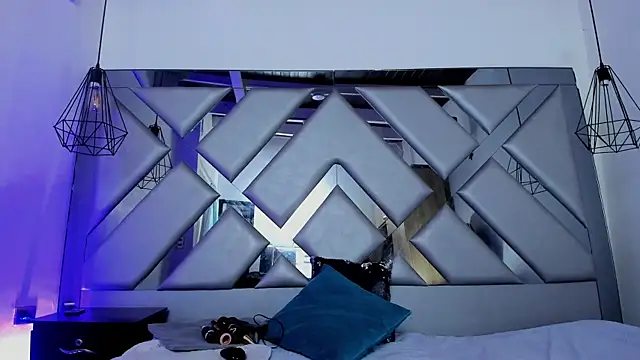 Lorenn Hill online show from January 17, 1:27 pm