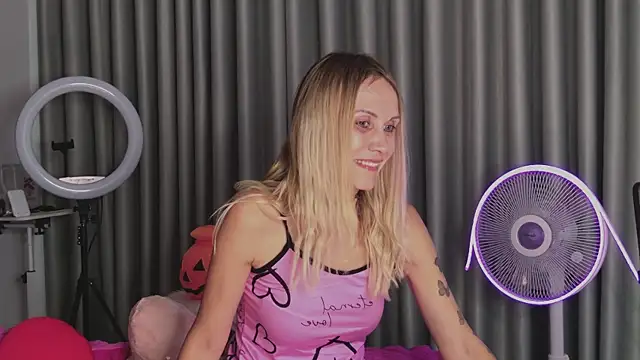 Snapshot of goddess_kate__ chatting on October 28, 8:40 am goddess kate online show from October 28, 8:40 am