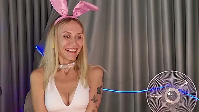 Snapshot of goddess_kate__ chatting on October 31, 8:26 am goddess kate online show from October 31, 8:26 am