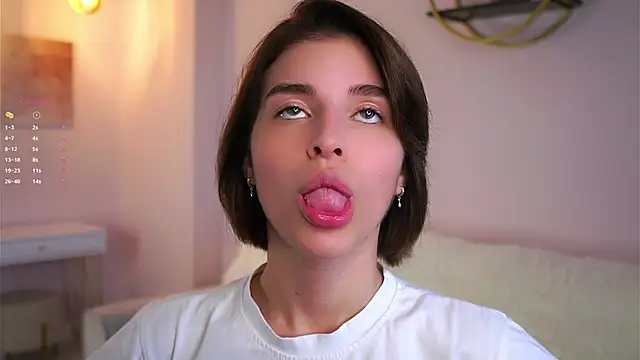 Snapshot of EleneButton chatting on October 8, 1:25 am EleneButton online show from October 8, 1:25 am