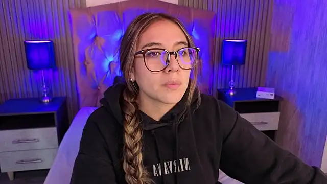 Snapshot of Bonnali_lune chatting on February 19, 7:32 pm Bonnali lune online show from February 19, 7:32 pm