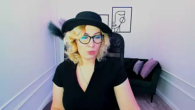 Snapshot of CamilaFatem chatting on September 12, 1:00 pm CamilaFatem online show from September 12, 1:00 pm