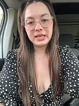 Snapshot of liloush__ chatting on May 1, 2:21 pm liloush online show from May 1, 2:21 pm