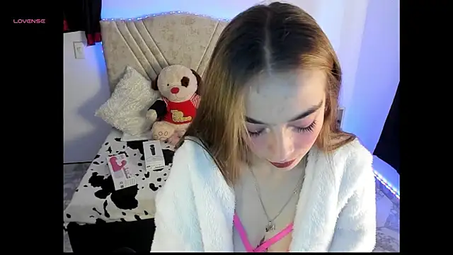 Snapshot of Mia_Victoria22 chatting on March 17, 2:42 pm Mia Victoria22 online show from March 17, 2:42 pm