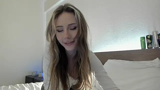 Snapshot of MilaDeLune chatting on December 5, 5:20 pm MilaDeLune online show from December 5, 5:20 pm