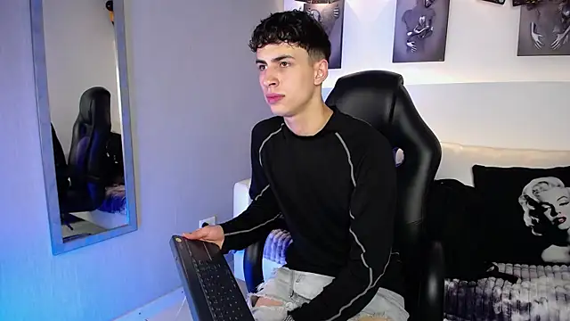 AdrianRinaldi online show from October 9, 8:07 pm