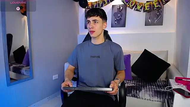 AdrianRinaldi online show from October 16, 9:05 pm