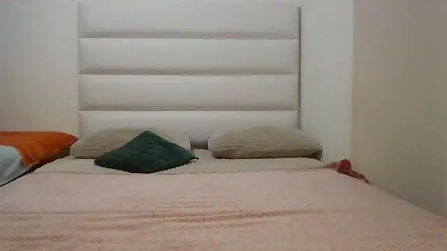 Snapshot of SexyNonnyy chatting on February 17, 1:35 am SexyNonnyy online show from February 17, 1:35 am