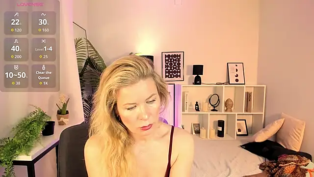 Julia Giulia online show from April 3, 7:50 am