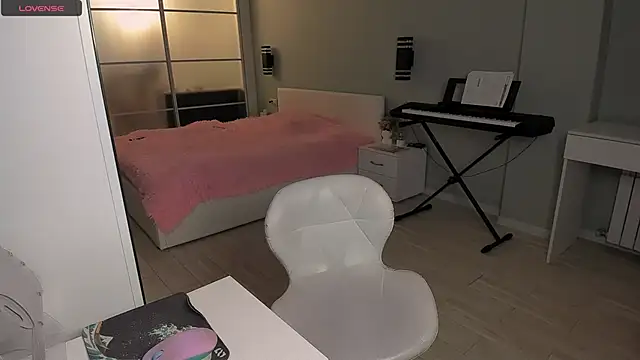 Snapshot of LolaVexx chatting on October 14, 4:19 pm LolaVexx online show from October 14, 4:19 pm