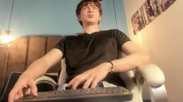 Snapshot of Oscar_and_dani chatting on February 15, 2:41 am Oscar and dani online show from February 15, 2:41 am