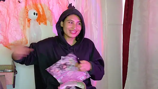 Snapshot of Linda_andrew chatting on October 17, 6:32 pm Linda andrew online show from October 17, 6:32 pm