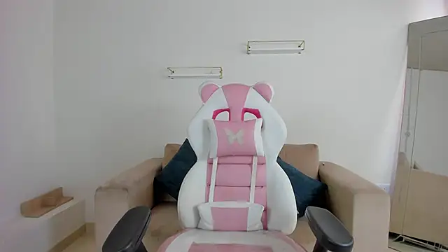 april smiith online show from November 18, 12:20 pm