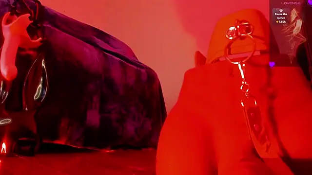 Violett Novoa online show from October 31, 1:56 pm