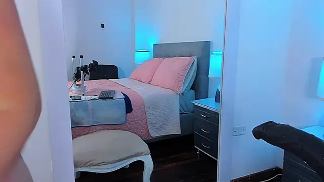 Snapshot of AdeleJhones chatting on February 17, 12:45 pm AdeleJhones online show from February 17, 12:45 pm