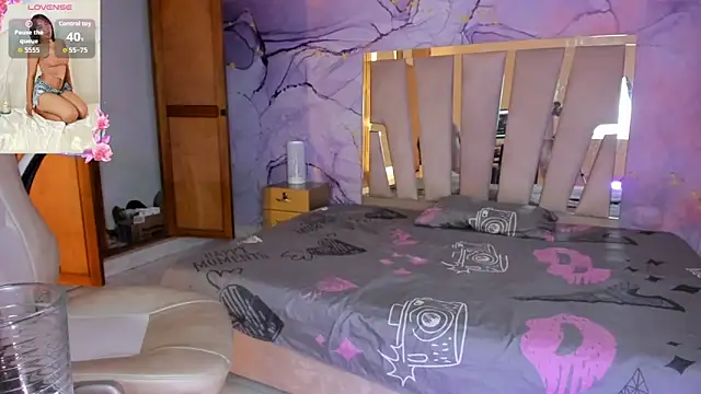 Elowen Clark online show from October 13, 8:09 pm