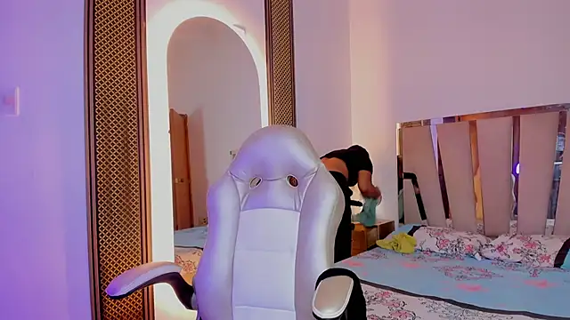 Elowen Clark online show from November 25, 7:25 pm