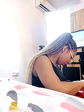 Elowen Clark online show from February 14, 7:21 pm