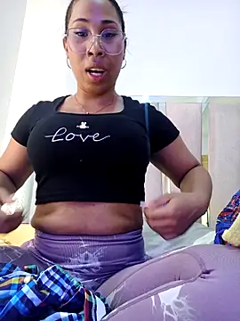 Elowen Clark online show from April 4, 7:00 pm