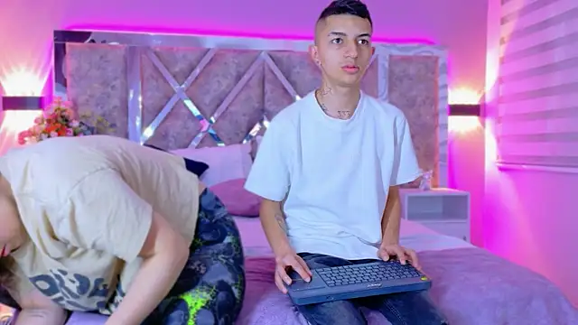 Snapshot of NickandAbby_ chatting on October 6, 12:13 pm NickandAbby online show from October 6, 12:13 pm