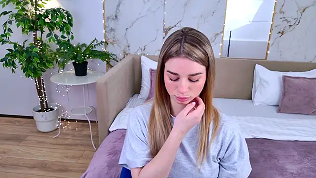 Snapshot of SweetyLicky chatting on February 22, 3:43 pm SweetyLicky online show from February 22, 3:43 pm