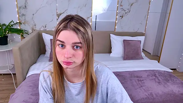 Snapshot of SweetyLicky chatting on February 23, 4:04 pm SweetyLicky online show from February 23, 4:04 pm