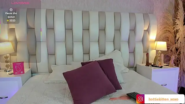 Viollet xoxo online show from February 4, 8:03 pm