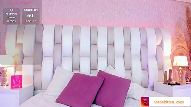 Viollet xoxo online show from February 7, 7:06 pm