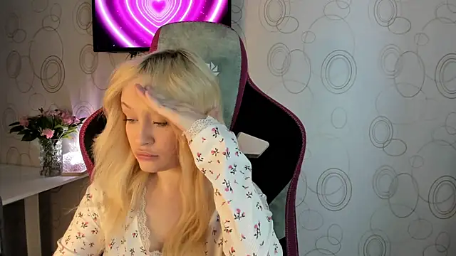 Snapshot of Julliakoill chatting on February 13, 11:06 am Julliakoill online show from February 13, 11:06 am