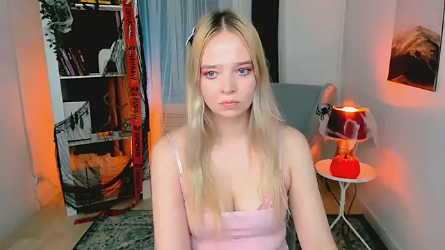 Snapshot of BellaMontgomery chatting on October 28, 10:56 pm BellaMontgomery online show from October 28, 10:56 pm