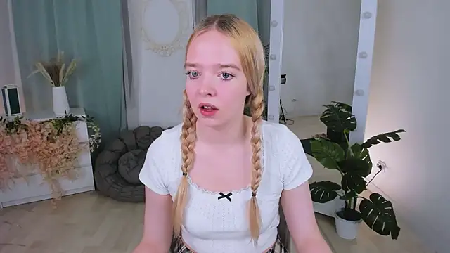 Snapshot of BellaMontgomery chatting on November 4, 10:31 pm BellaMontgomery online show from November 4, 10:31 pm