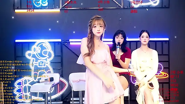 Snapshot of EYgirl222 chatting on October 1, 8:20 am EYgirl222 online show from October 1, 8:20 am