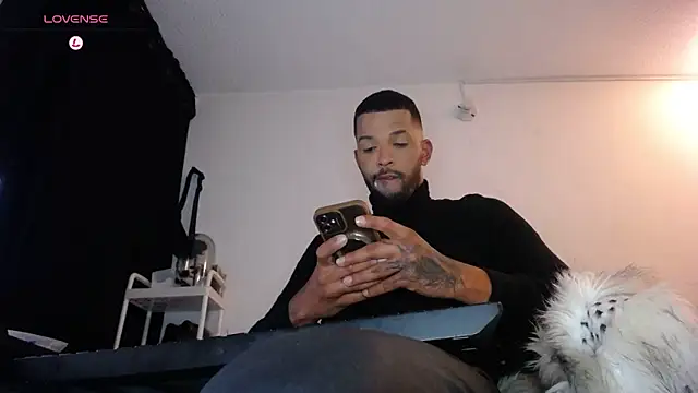 Snapshot of LickMyInk chatting on December 14, 4:29 am LickMyInk online show from December 14, 4:29 am