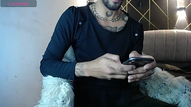 Snapshot of LickMyInk chatting on January 9, 5:43 am LickMyInk online show from January 9, 5:43 am