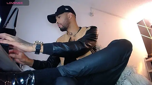 Snapshot of LickMyInk chatting on January 17, 9:25 am LickMyInk online show from January 17, 9:25 am