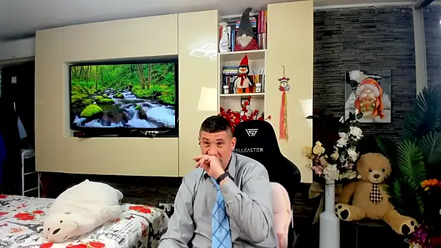 SpartacusDaddy48 online show from April 1, 12:28 pm