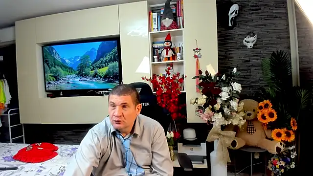 SpartacusDaddy48 online show from May 16, 7:34 pm