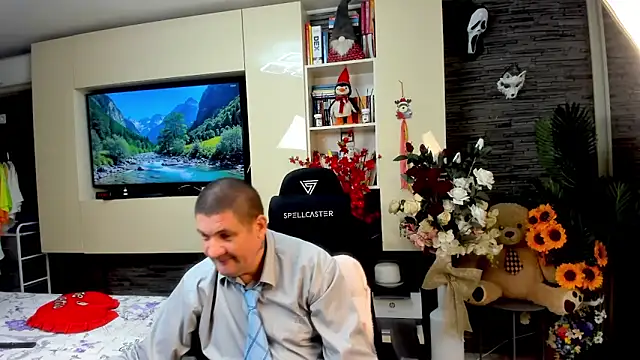 SpartacusDaddy48 online show from May 16, 7:45 pm