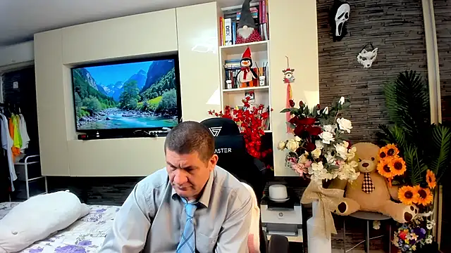 SpartacusDaddy48 online show from May 18, 4:07 am