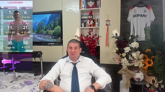 SpartacusDaddy48 online show from June 28, 12:27 am