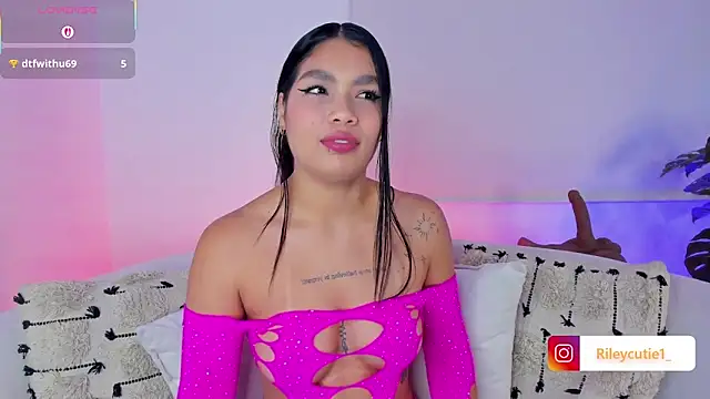 Cutie Riley online show from November 16, 2:33 pm