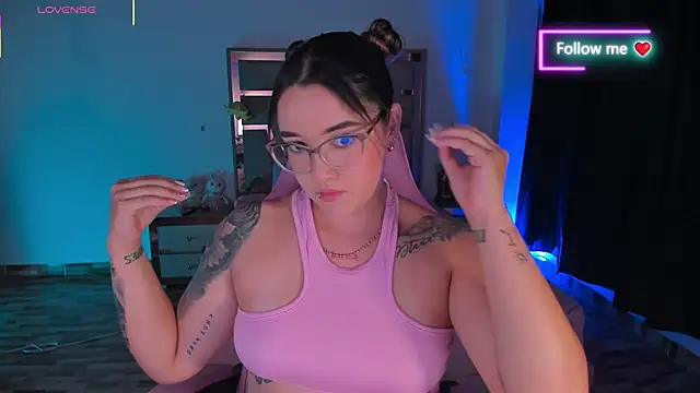 lunaarose online show from February 14, 5:37 am