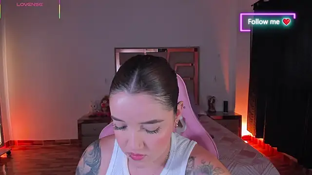 lunaarose online show from April 29, 3:10 am