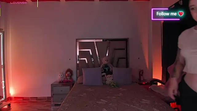 lunaarose online show from May 12, 3:03 am