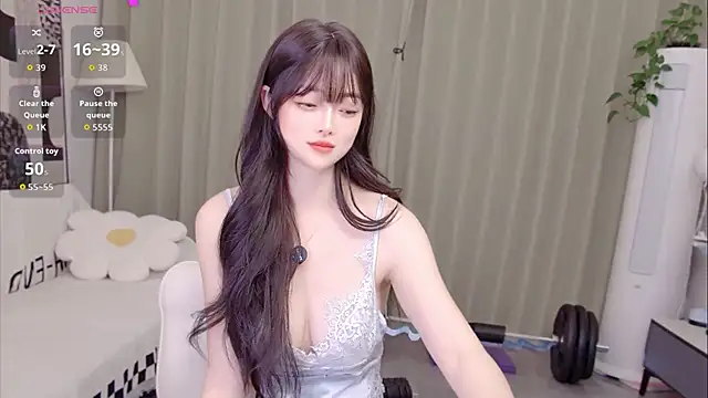 Snapshot of uikyy1 chatting on May 15, 8:10 am uikyy1 online show from May 15, 8:10 am