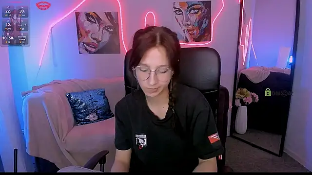 Snapshot of lau_ra_queen chatting on February 5, 1:21 am lau ra queen online show from February 5, 1:21 am