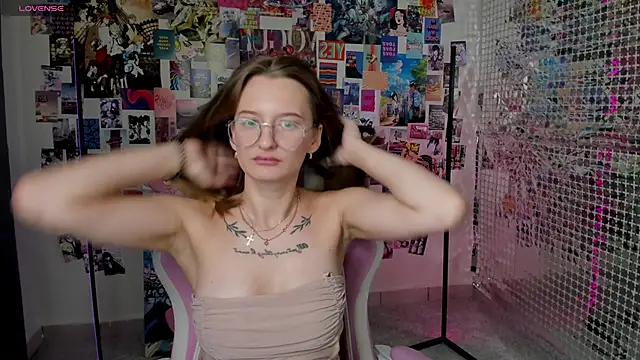 Maryyy May online show from September 9, 5:01 pm