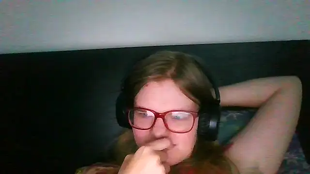 Snapshot of Moonolighta chatting on September 30, 7:02 am Moonolighta online show from September 30, 7:02 am