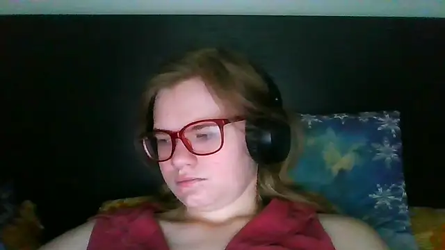 Snapshot of Moonolighta chatting on October 9, 7:28 am Moonolighta online show from October 9, 7:28 am