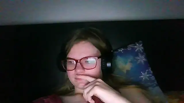 Snapshot of Moonolighta chatting on October 10, 6:45 am Moonolighta online show from October 10, 6:45 am